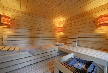 So sieht die "Plug & Play"-Sauna von innen aus. Foto: Blockhausbau Hummel.