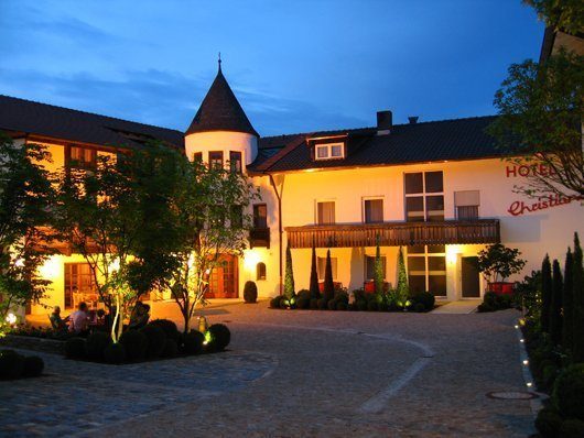 Hotel Christiane mit Natur-Pool in Runding/Oberpfalz. Foto: Hotel Christiane