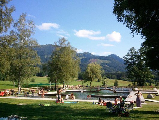 Naturfreibad Samerberg bei Rosenheim in Oberbayern. Foto: WasserWerkstatt